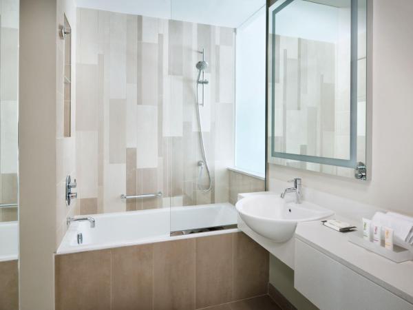 Holiday Inn & Suites - Dubai Festival City Mall, an IHG Hotel : photo 5 de la chambre hébergement standard avec 1 lit king-size - vue sur front de mer