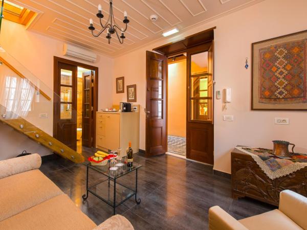 Rodos Niohori Elite Suites Boutique Hotel : photo 7 de la chambre suite exclusive (1-4 adultes) avec terrasse privée