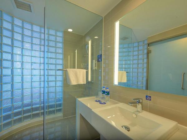 Holiday Inn Express Shenyang North Station, an IHG Hotel : photo 3 de la chambre chambre lit queen-size - vue sur atrium