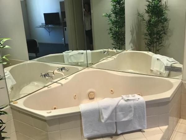 Bay Motel Hotel : photo 1 de la chambre chambre lit queen-size avec baignoire spa