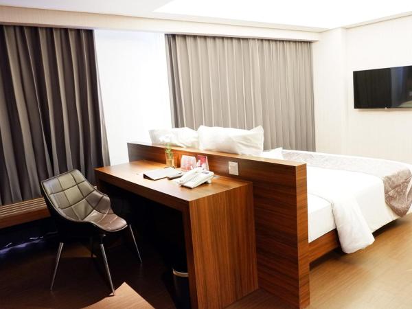 CROWN PRINCE Hotel Surabaya Managed by Midtown Indonesia : photo 1 de la chambre chambre charme