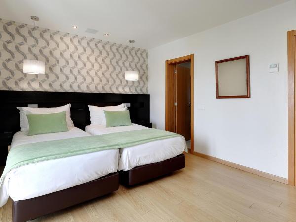 Vila Sao Vicente Boutique (Adults Only) : photo 2 de la chambre chambre lits jumeaux avec balcon - vue sur terres