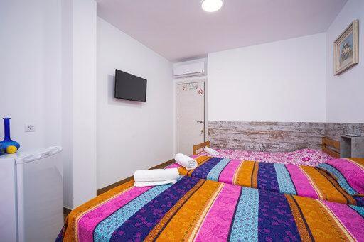 Guest House Lana Denia : photo 2 de la chambre chambre triple confort