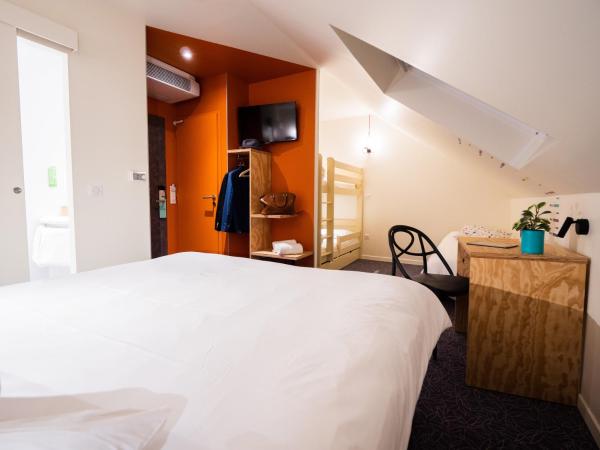 greet Hotel Beaune : photo 2 de la chambre chambre familiale (3 adultes + 2 enfants)