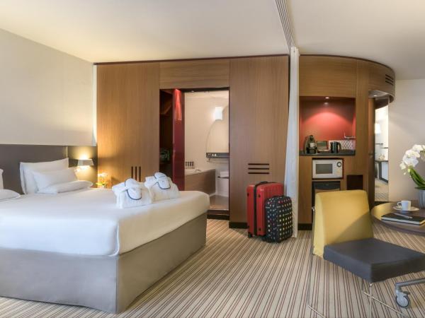 Novotel Suites Cannes Centre : photo 1 de la chambre suite exécutive avec 1 lit queen-size