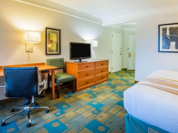 La Quinta by Wyndham Colorado Springs South Airport : photo 5 de la chambre chambre lit king-size avec baignoire - adaptée aux personnes à mobilité réduite - non-fumeurs