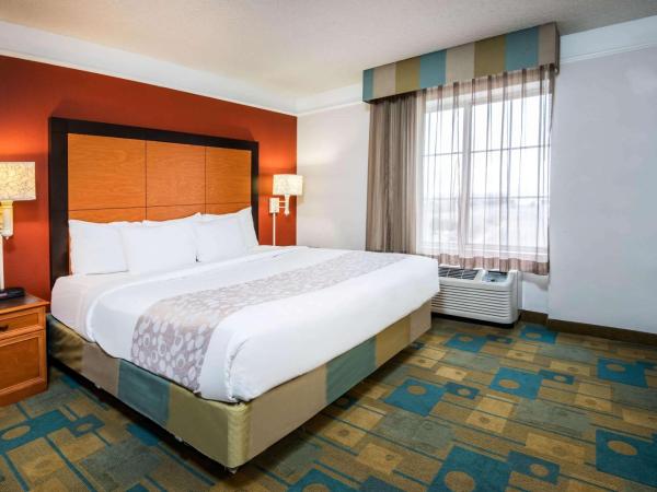 La Quinta by Wyndham Colorado Springs South Airport : photo 2 de la chambre chambre lit king-size avec baignoire - adaptée aux personnes à mobilité réduite - non-fumeurs