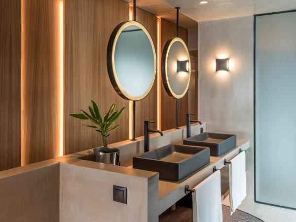 Urban Suites : photo 9 de la chambre suite lit king-size - vue sur mer