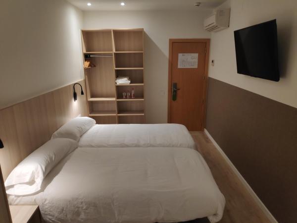 Hostel BESTPRICE Barcelona Stadium : photo 10 de la chambre chambre triple