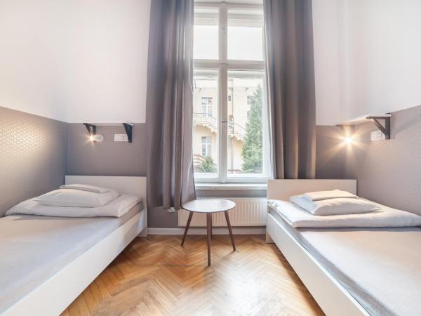 Dizzy Daisy Hostel : photo 6 de la chambre chambre lits jumeaux avec salle de bains commune