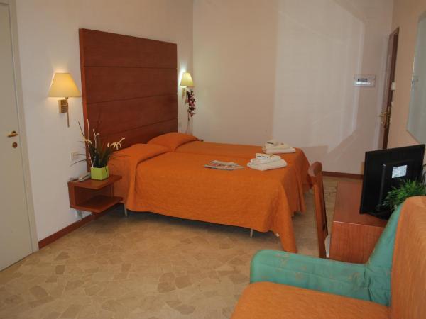 Hotel Villa del Parco : photo 5 de la chambre chambre triple supérieure