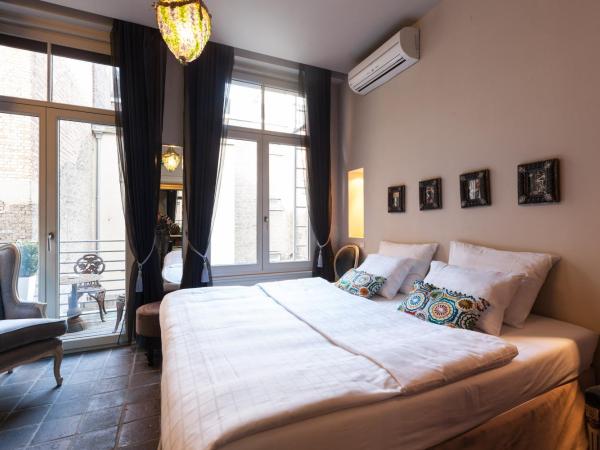 Hotel Diamonds and Pearls : photo 1 de la chambre chambre double confort avec balcon