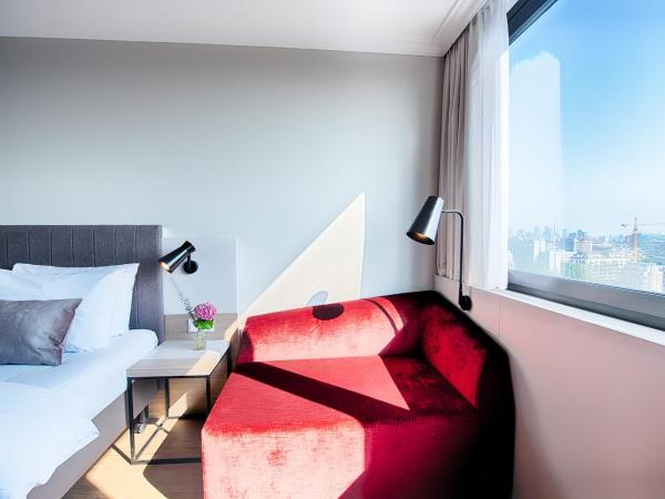 Crowne Plaza Frankfurt Congress Hotel, an IHG Hotel : photo 2 de la chambre chambre lit queen-size standard - vue sur ville