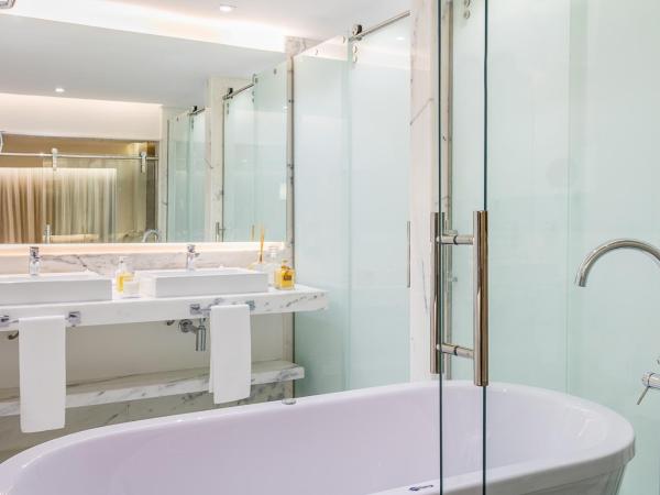 Vogue Square Fashion Hotel by Lenny Niemeyer : photo 6 de la chambre chambre lit king-size de luxe avec jacuzzi