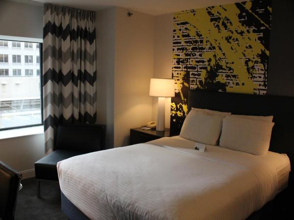 Comfort Inn & Suites Baltimore Inner Harbor : photo 6 de la chambre chambre double standard avec 2 lits doubles - non-fumeurs