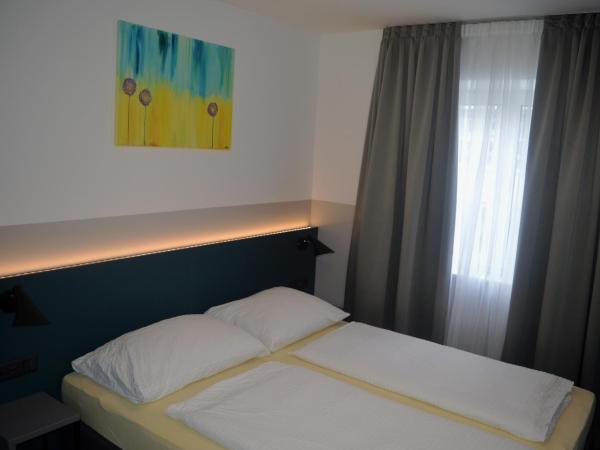 Pension Elisabeth - Rooms & Apartments : photo 10 de la chambre chambre double avec salle de bains commune