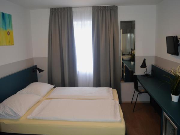 Pension Elisabeth - Rooms & Apartments : photo 9 de la chambre chambre double avec salle de bains commune