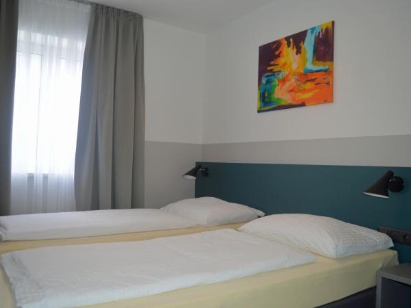 Pension Elisabeth - Rooms & Apartments : photo 7 de la chambre chambre double avec salle de bains commune