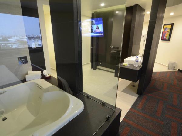Holiday Inn Mexico Dali Airport, an IHG Hotel : photo 3 de la chambre suite lit king-size avec baignoire spa