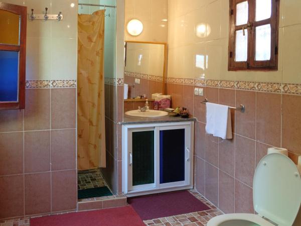 Maison Famille Tazi : photo 5 de la chambre chambre triple confort avec douche