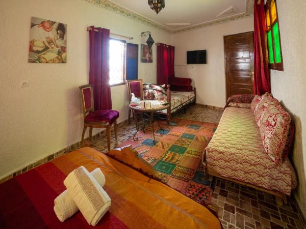 Maison Famille Tazi : photo 3 de la chambre chambre triple confort avec douche