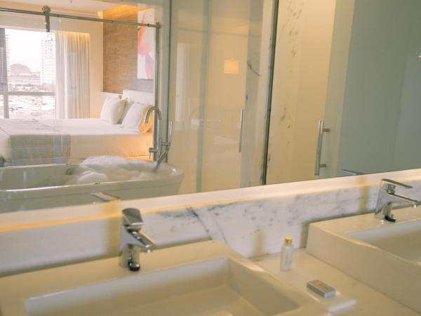 Vogue Square Fashion Hotel by Lenny Niemeyer : photo 5 de la chambre chambre lit king-size de luxe avec jacuzzi