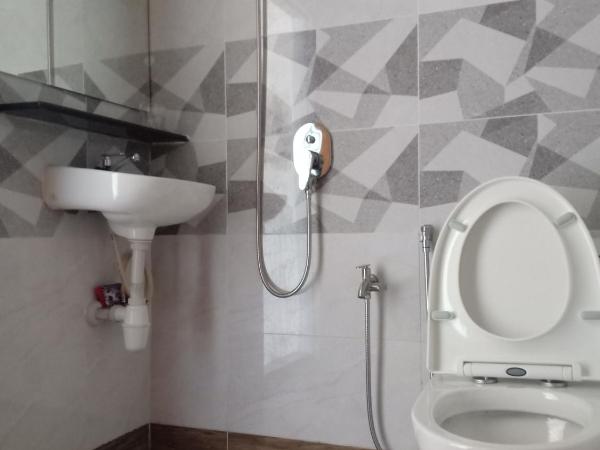 De Benz Inn : photo 6 de la chambre chambre familiale avec salle de bains privative