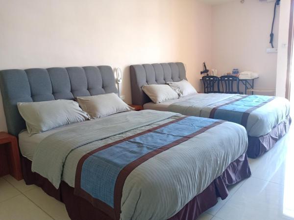 De Benz Inn : photo 3 de la chambre chambre familiale avec salle de bains privative