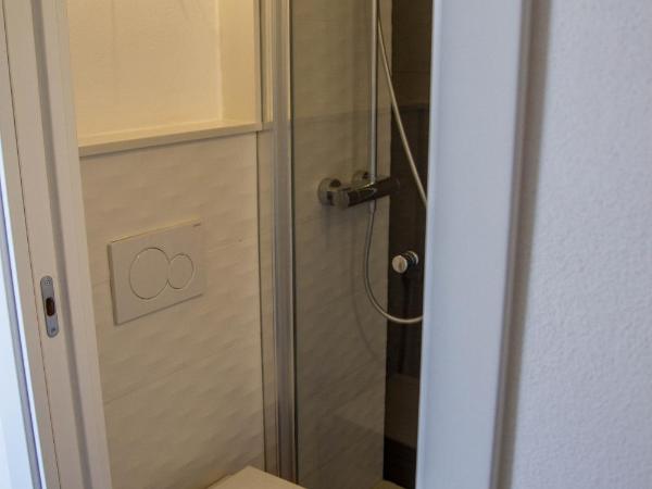 Alghero in bicicletta : photo 7 de la chambre chambre lits jumeaux avec salle de bains privative séparée