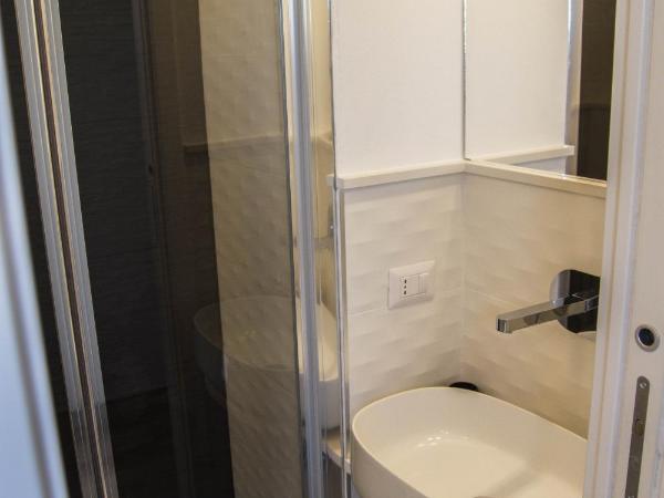 Alghero in bicicletta : photo 10 de la chambre chambre lits jumeaux avec salle de bains privative séparée