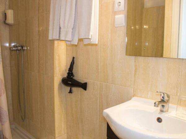 Hotel Estoril Porto : photo 10 de la chambre chambre triple avec balcon et vue sur le jardin