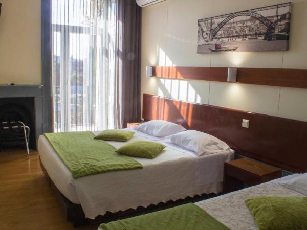 Hotel Estoril Porto : photo 6 de la chambre chambre triple avec balcon et vue sur le jardin