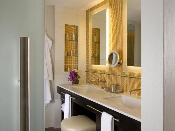 Hotel Breakwater South Beach : photo 2 de la chambre chambre supérieure lit queen-size