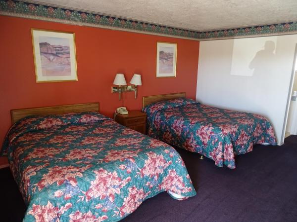 Downtown Inn : photo 4 de la chambre chambre avec 2 grands lits queen-size