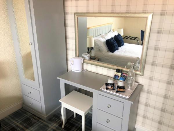 The Fossil Tree Hotel : photo 7 de la chambre chambre double - vue partielle sur mer.