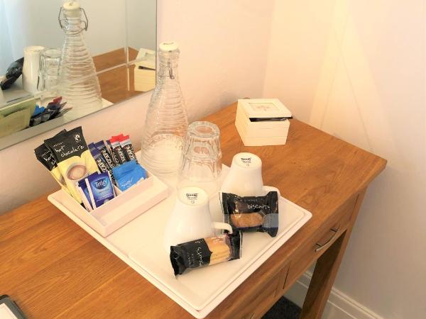 The Fossil Tree Hotel : photo 9 de la chambre chambre lit king-size avec vue partielle sur la mer