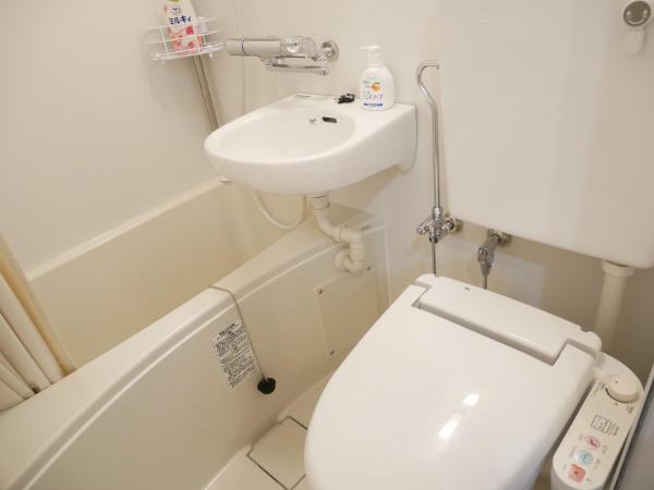 Tokyo shinjukutei Hotel Asahi gruop 東京新宿亭ホテル : photo 1 de la chambre chambre triple avec salle de bains privative