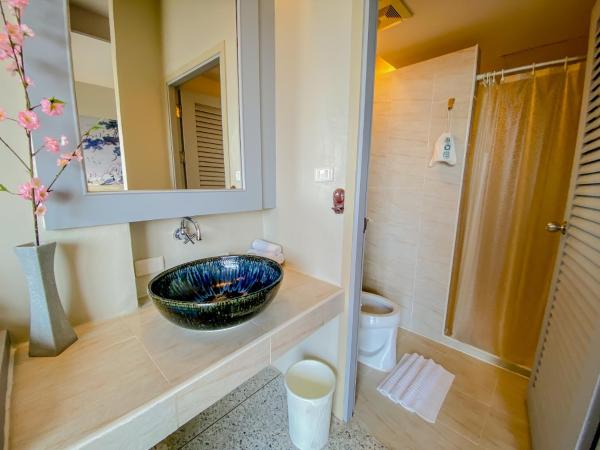 Sino House Phuket Hotel - SHA Plus : photo 10 de la chambre chambre triple