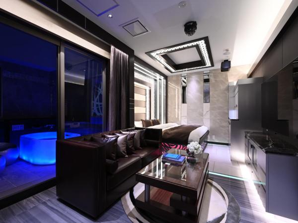 HOTEL VARKIN ANNEX : photo 9 de la chambre chambre lit king-size avec baignoire spa