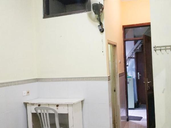 D'Kost Ketintang : photo 2 de la chambre chambre double standard avec ventilateur