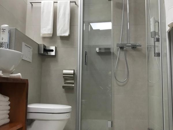 Hotel16 by Messe & Stadion Suisse in Minuten & Late Check-in : photo 2 de la chambre chambre double avec salle de bains privative extérieure