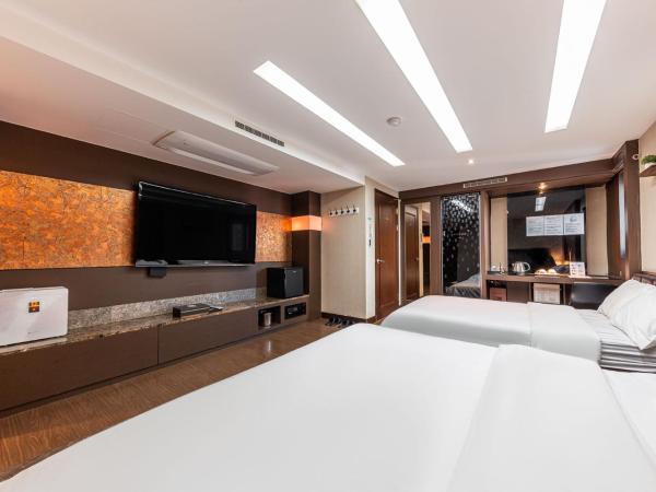 Friendly DH Naissance Hotel by Mindrum Group : photo 2 de la chambre chambre double luxe avec baignoire spa - petit-déjeuner inclus