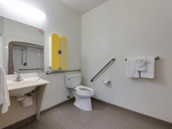 Studio 6 Toronto - Mississauga with Kitchenettes : photo 10 de la chambre chambre lit queen-size pour personnes à mobilité réduite avec douche accessible en fauteuil roulant