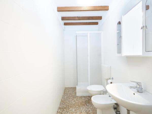 Ostello AMDG : photo 2 de la chambre chambre lits jumeaux avec salle de bains commune