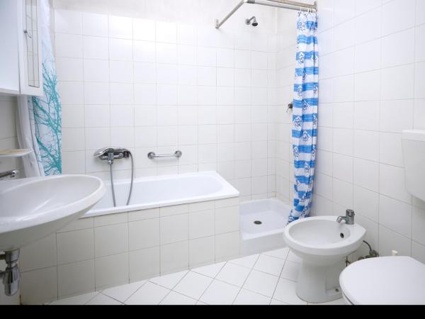 Ostello AMDG : photo 3 de la chambre chambre quadruple avec salle de bains privative