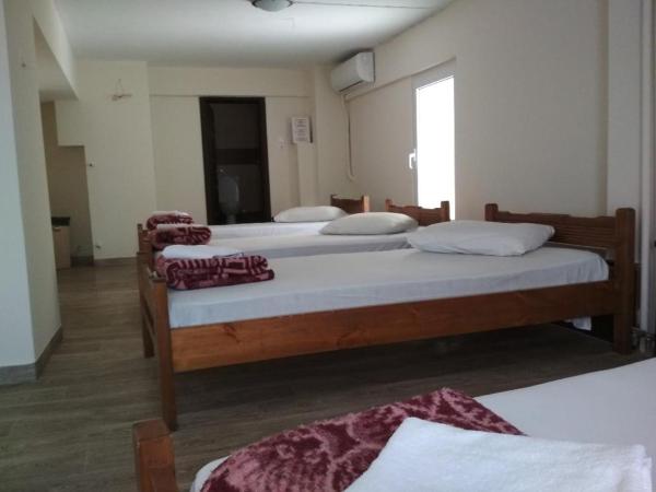 Pella Inn Hostel : photo 1 de la chambre lit superposé dans dortoir mixte