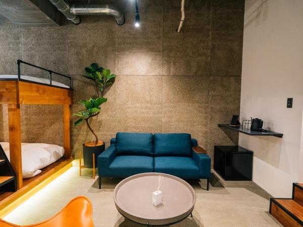 ZONK HOTEL Nakasu-Deaibashi : photo 4 de la chambre deluxe room with shower (4 double beds and 1 sofa) - non-smoking - no cleaning for consecutive night stays