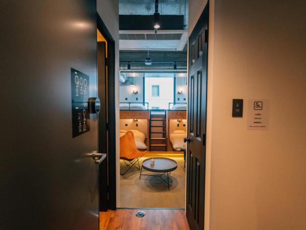 ZONK HOTEL Nakasu-Deaibashi : photo 3 de la chambre deluxe room with shower (4 double beds and 1 sofa) - non-smoking - no cleaning for consecutive night stays