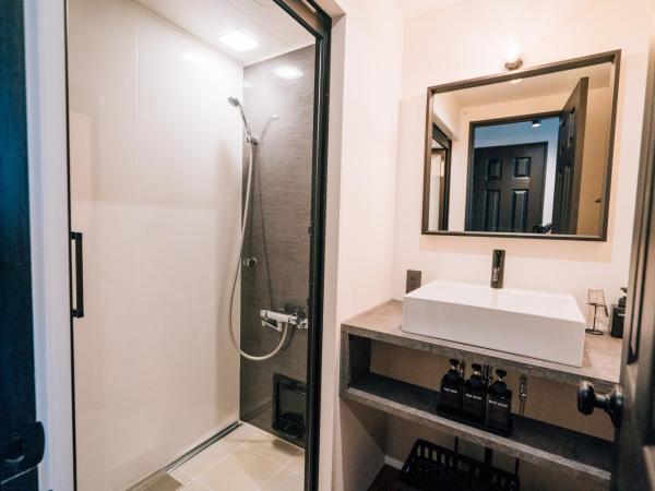 ZONK HOTEL Nakasu-Deaibashi : photo 7 de la chambre deluxe room with shower (4 double beds and 1 sofa) - non-smoking - no cleaning for consecutive night stays