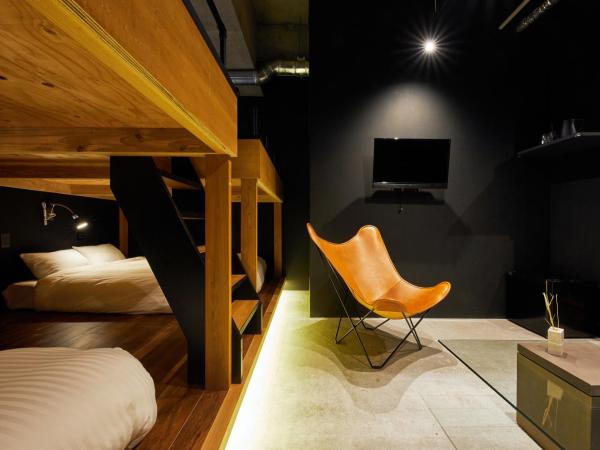 ZONK HOTEL Nakasu-Deaibashi : photo 2 de la chambre deluxe room with shower (4 double beds and 1 sofa) - non-smoking - no cleaning for consecutive night stays